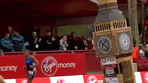Un corredor, disfrazado de Big Ben en la maratón de Londres Un corredor, disfrazado de Big Ben en la maratón de Londres