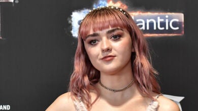 La enamorada celebración de la nominación a los Emmy de Maisie Williams junto a su novio