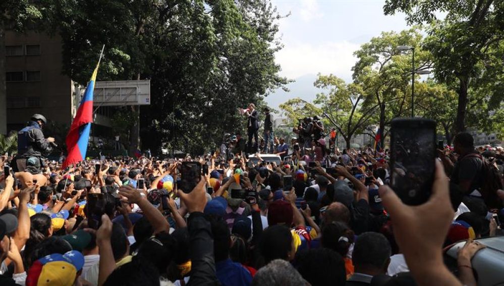 Manifestantes en apoyo de Juan Guaidó en Caracas (Venezuela)