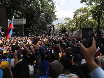 Manifestantes en apoyo de Juan Guaidó en Caracas (Venezuela)