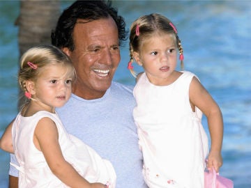 Julio Iglesias con sus hijas Victoria y Cristina