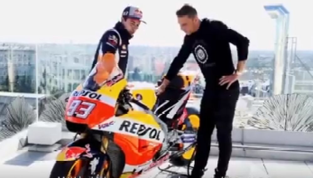 Márquez enseñándole la moto a Joaquín