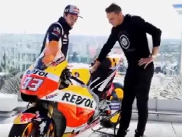 Márquez enseñándole la moto a Joaquín Márquez enseñándole la moto a Joaquín