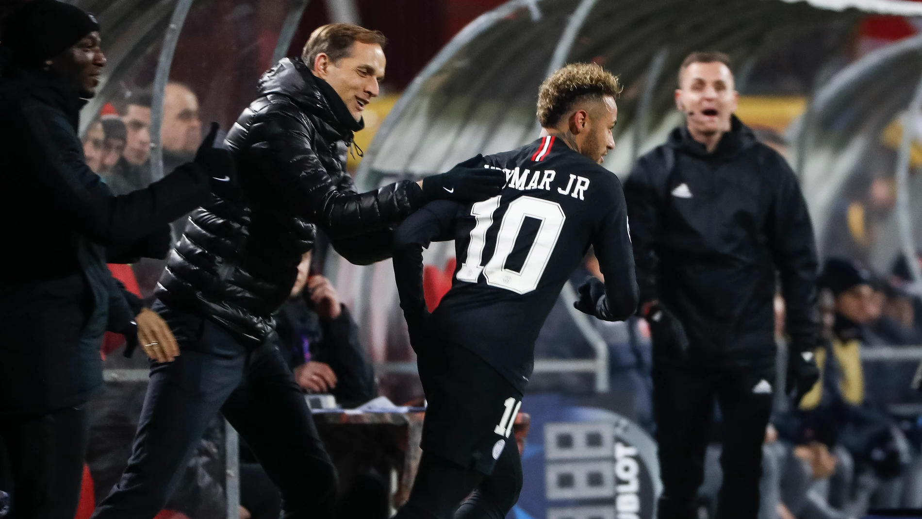 Tuchel felicita a Neymar tras un gol Tuchel felicita a Neymar tras un gol