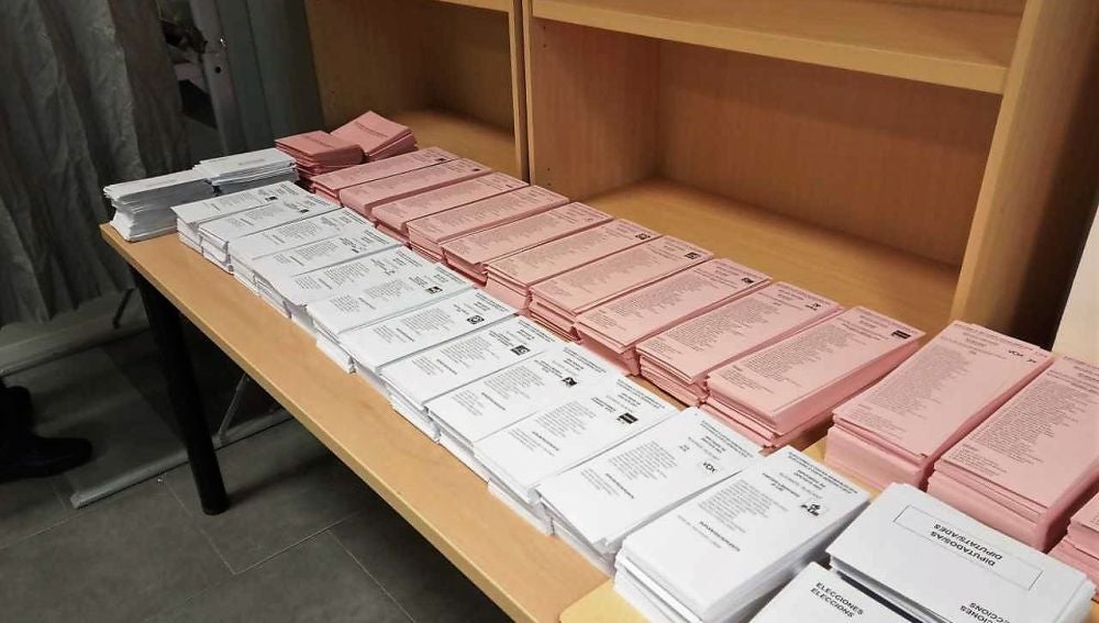 Elecciones generales 2019: Papeletas electorales en un colegio de Elche en las elecciones generales de 2019.