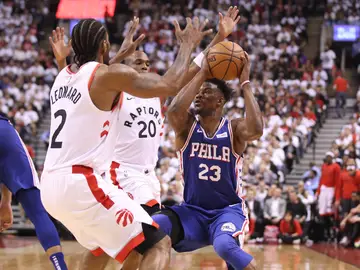 Jimmy Butler intenta zafarse de la defensa de Leonard y Meeks Jimmy Butler intenta zafarse de la defensa de Leonard y Meeks