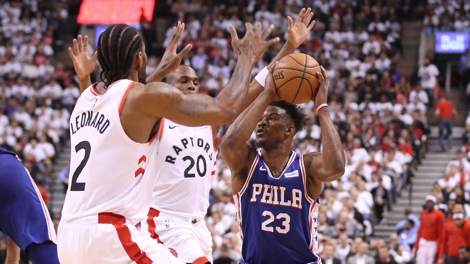 Jimmy Butler intenta zafarse de la defensa de Leonard y Meeks