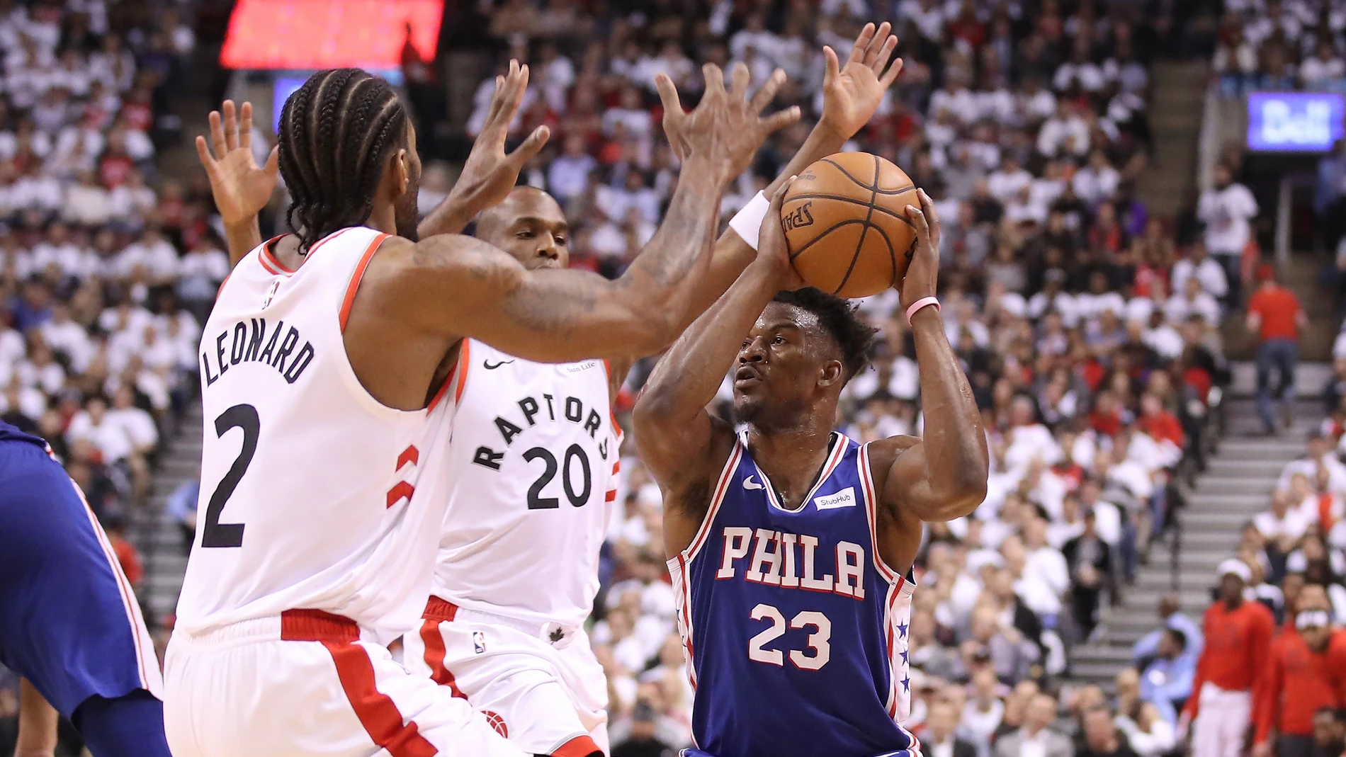 Jimmy Butler intenta zafarse de la defensa de Leonard y Meeks Jimmy Butler intenta zafarse de la defensa de Leonard y Meeks