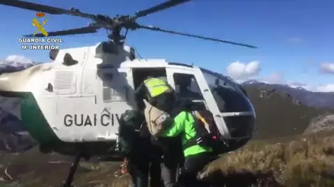 Rescatados ocho excursionistas en la Sierra de Gredos, cinco de ellos son menores Rescatados ocho excursionistas en la Sierra de Gredos, cinco de ellos son menores