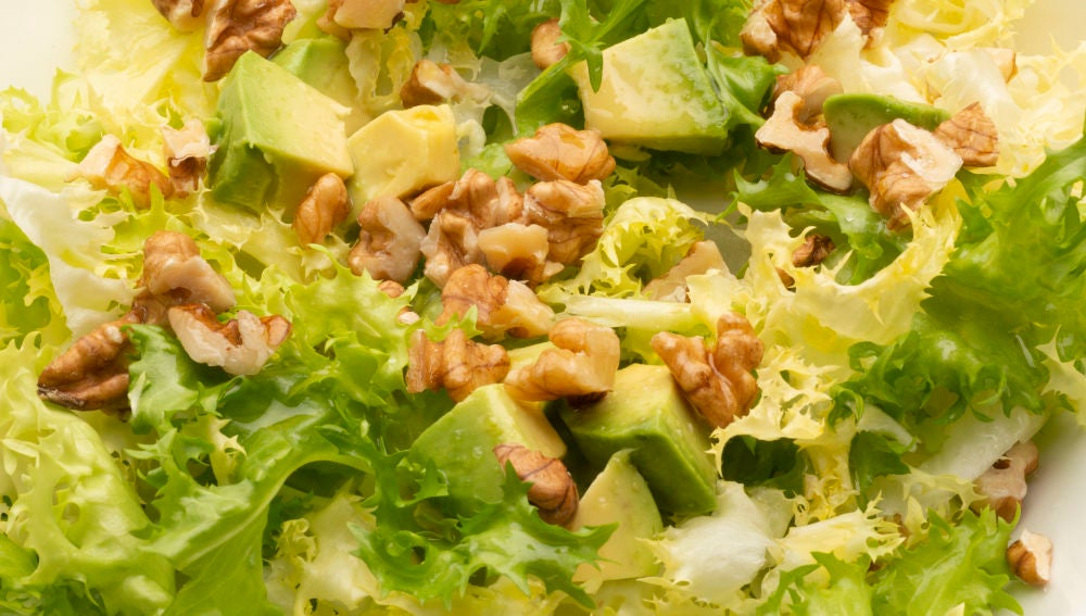 Ensalada de escarola, aguacate y nueces