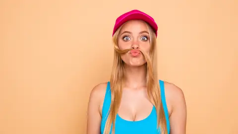 Luciendo bigote postizo Luciendo bigote postizo