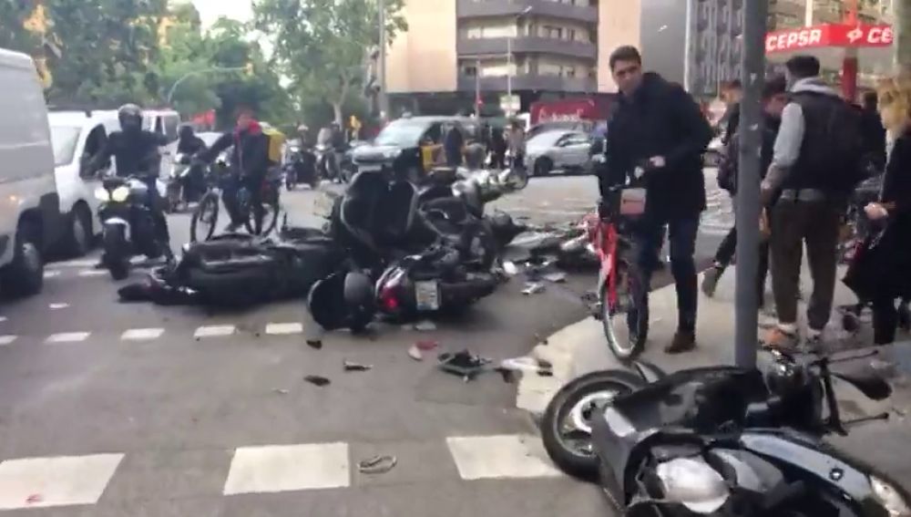 Una furgoneta arrolla a 12 motos aparcadas en Barcelona