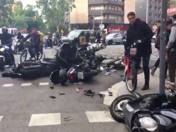 Una furgoneta arrolla a 12 motos aparcadas en Barcelona