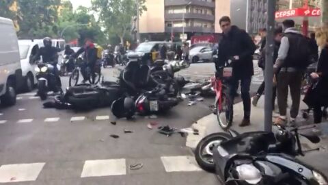 Una furgoneta arrolla a 12 motos aparcadas en Barcelona