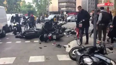Una furgoneta arrolla a 12 motos aparcadas en Barcelona Una furgoneta arrolla a 12 motos aparcadas en Barcelona