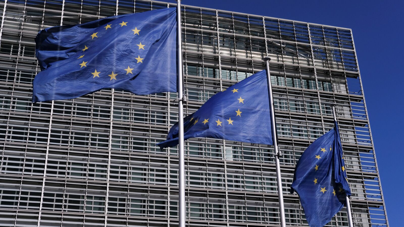 Bruselas exige a España que reduzca la deuda y alerta del riesgo de desviación en los presupuestos