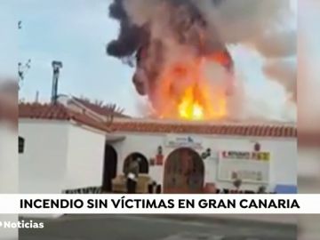 Aparatoso incendio en una urbanización en la Playa del Inglés (Gran Canaria)