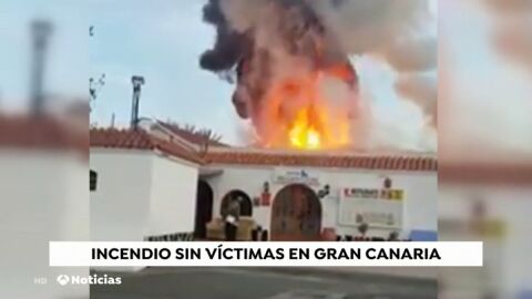 Aparatoso incendio en una urbanizaci&oacute;n en la Playa del Ingl&eacute;s (Gran Canaria)