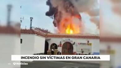 Aparatoso incendio en una urbanización en la Playa del Inglés (Gran Canaria)