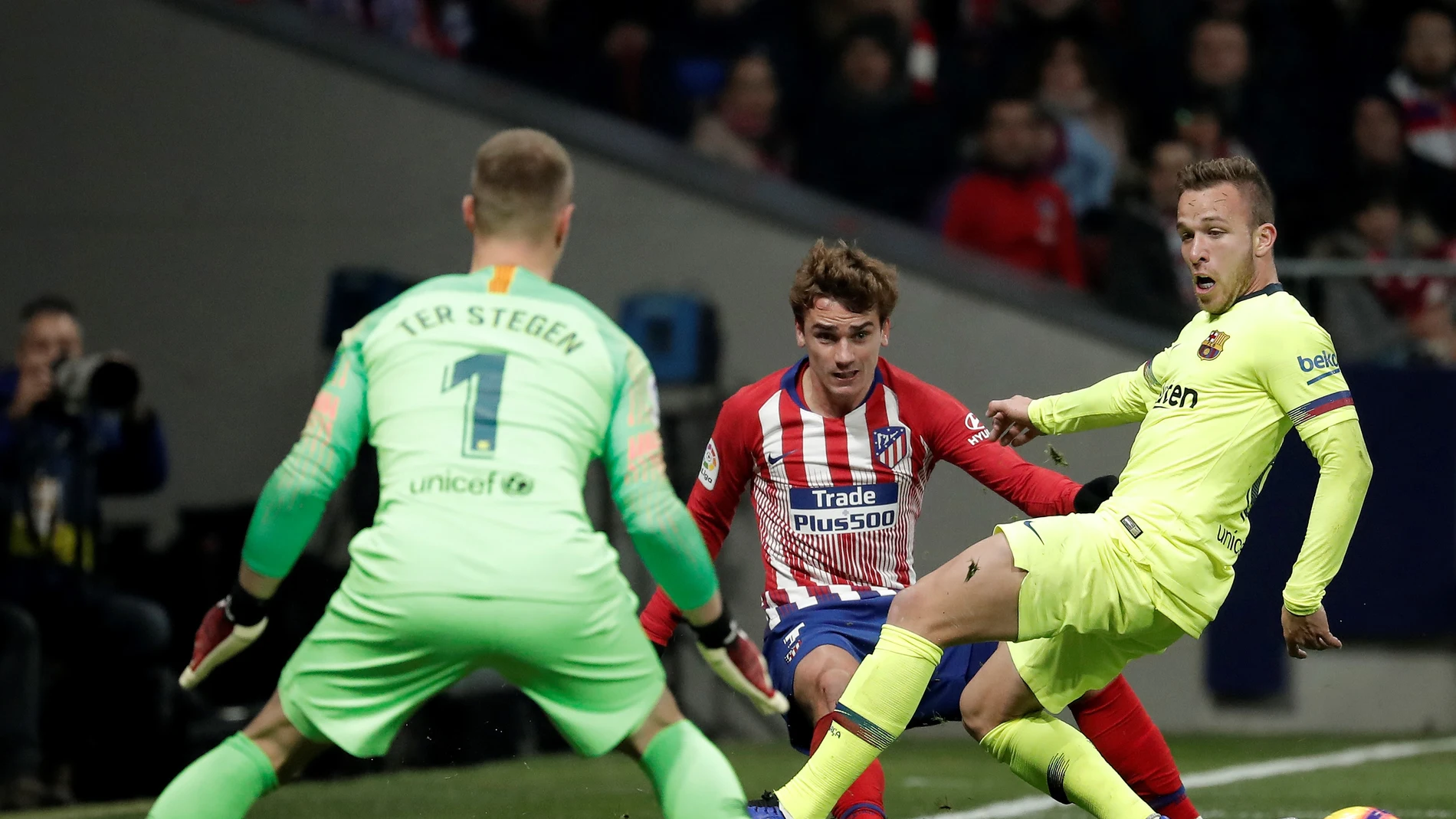 Griezmann, en acción contra el Barcelona Griezmann, en acción contra el Barcelona