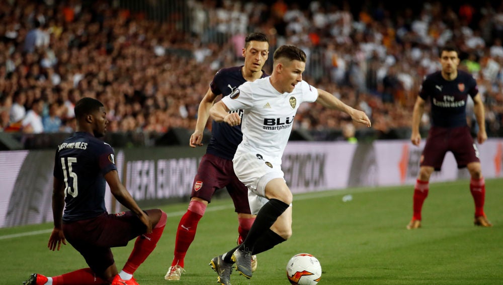 Gameiro, en acción contra el Arsenal