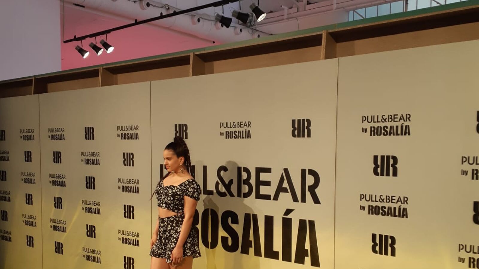 Rosalía, feliz de estar de nuevo en España tras meses de gira, presenta su nuevo trabajo como diseñadora