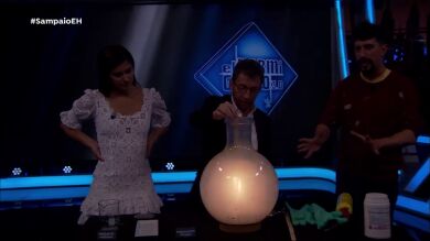 Marron sorprende con una bombilla química gigante en 'El Hormiguero 3.0'