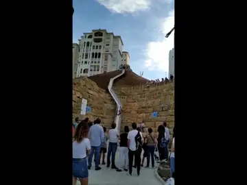 Polémica en Estepona por la peligrosidad del tobogán urbano más largo de España Polémica en Estepona por la peligrosidad del tobogán urbano más largo de España