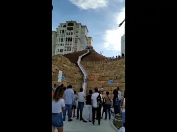 Polémica en Estepona por la peligrosidad del tobogán urbano más largo de España Polémica en Estepona por la peligrosidad del tobogán urbano más largo de España