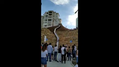 Polémica en Estepona por la peligrosidad del tobogán urbano más largo de España Polémica en Estepona por la peligrosidad del tobogán urbano más largo de España