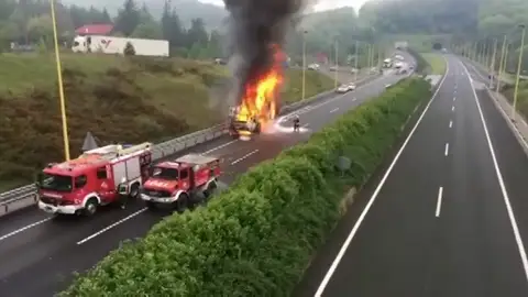 Arde una grúa en la N1 a la altura de Alsasua Arde una grúa en la N1 a la altura de Alsasua