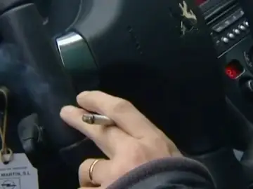 Prohibido fumar al volante Prohibido fumar al volante