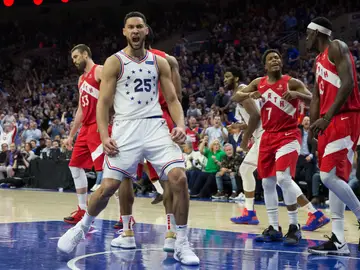 Ben Simmons celebra una canasta ante los jugadores de Toronto Raptors Ben Simmons celebra una canasta ante los jugadores de Toronto Raptors
