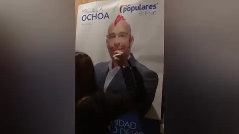 Haciendo campaña en parapente, cantando o como sea Haciendo campaña en parapente, cantando o como sea