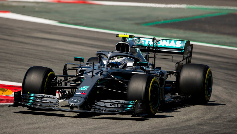 Bottas traza una curva con el Mercedes en Montmeló