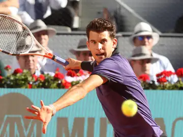 Thiem golpea la bola Thiem golpea la bola