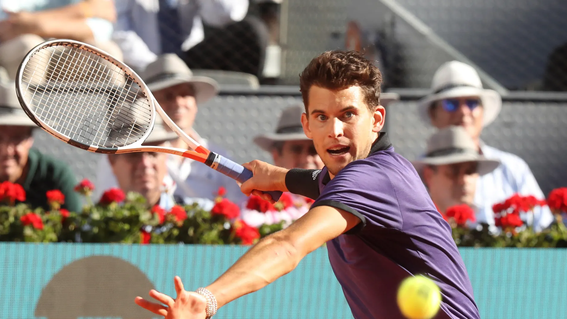Thiem golpea la bola Thiem golpea la bola