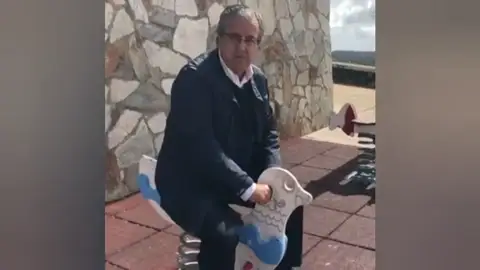 Buscando votos a caballo no... en caballito Buscando votos a caballo no... en caballito