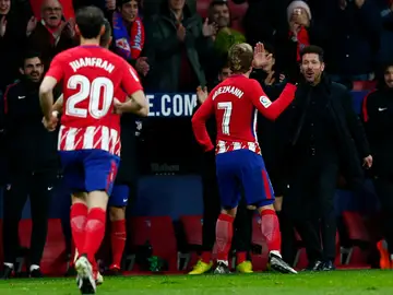 Griezmann celebra un gol con Simeone Griezmann celebra un gol con Simeone
