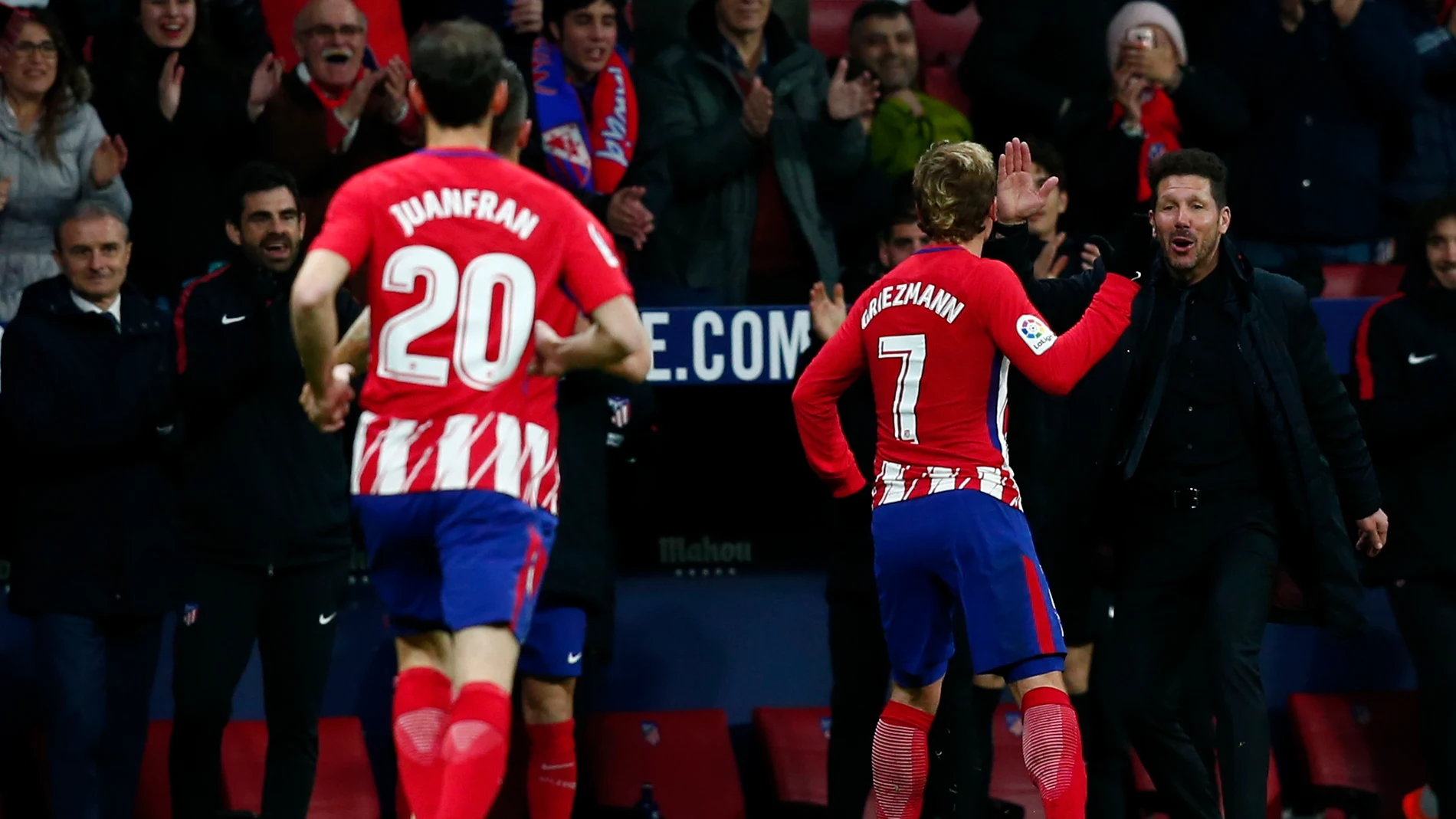 Griezmann celebra un gol con Simeone Griezmann celebra un gol con Simeone