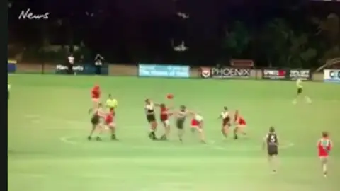 Duras imágenes: le rompen el cuello en un partido de fútbol australiano Duras imágenes: le rompen el cuello en un partido de fútbol australiano