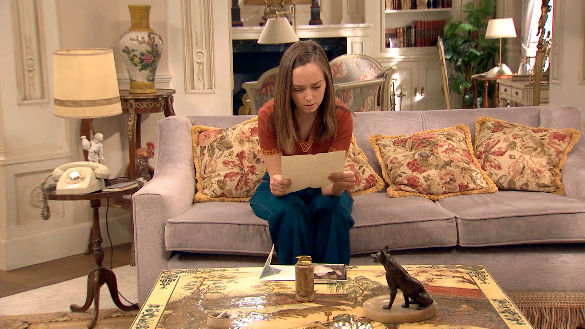 Mónica lee una carta íntima escrita por su madre a Carlos
