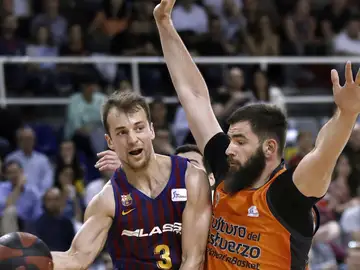 Pangos busca el pase ante la defensa de Dubljevic Pangos busca el pase ante la defensa de Dubljevic