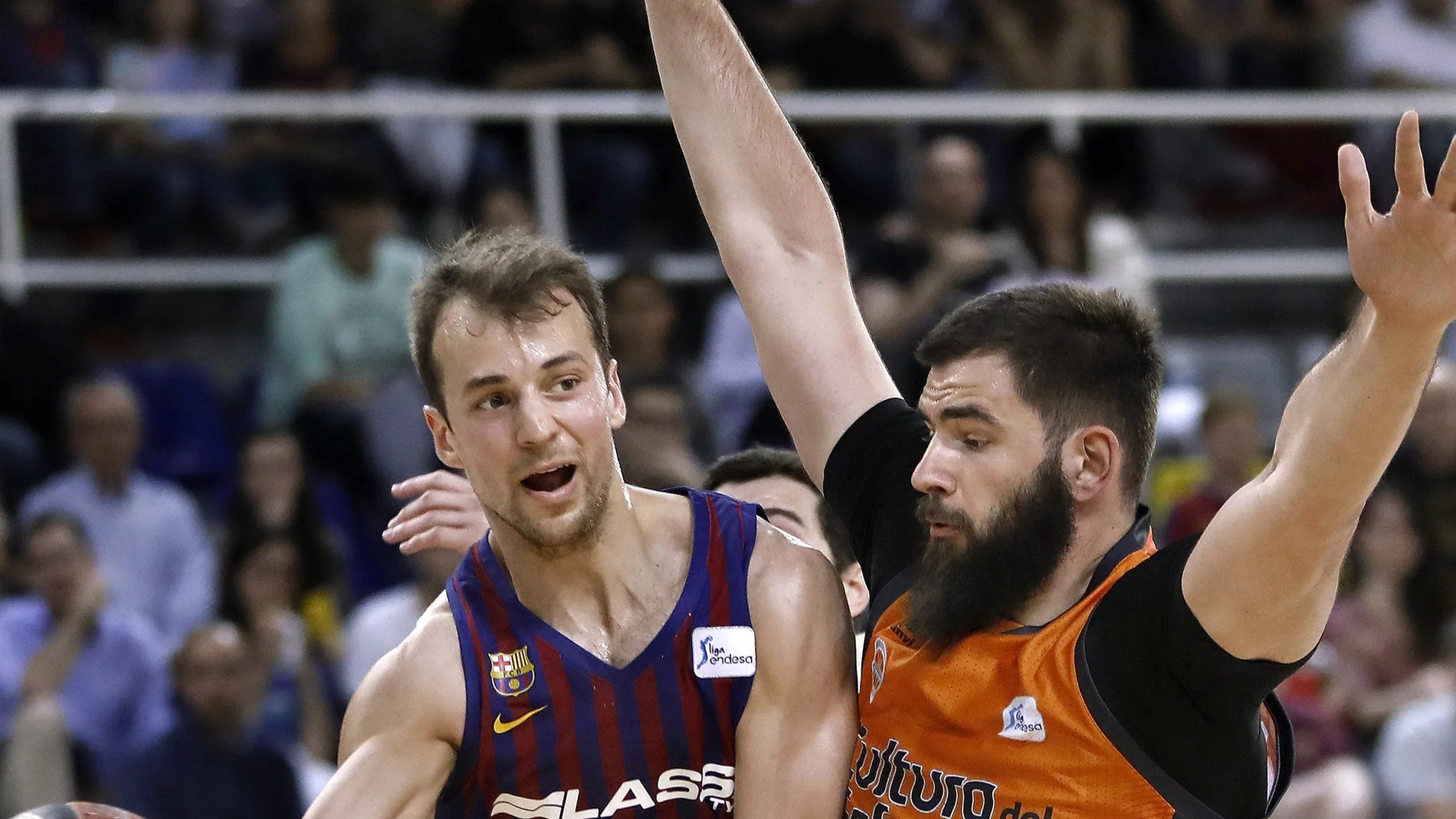 Pangos busca el pase ante la defensa de Dubljevic Pangos busca el pase ante la defensa de Dubljevic