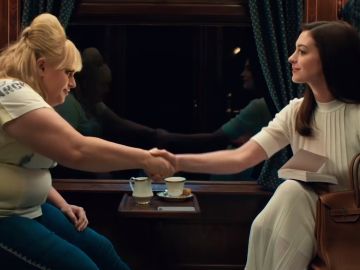 Rebel Wilson y Anne Hathaway en 'Timadoras compulsivas'