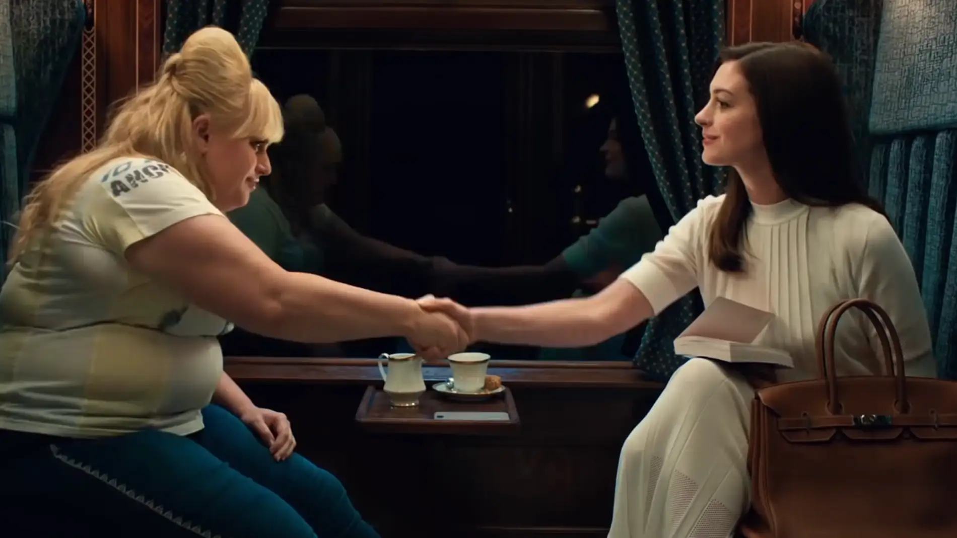 Rebel Wilson y Anne Hathaway en 'Timadoras compulsivas'