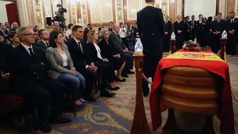 Noticias fin de semana (11-05-19) Emotivo último adiós a Alfredo Pérez Rubalcaba entre lágrimas y aplausos Noticias fin de semana (11-05-19) Emotivo último adiós a Alfredo Pérez Rubalcaba entre lágrimas y aplausos