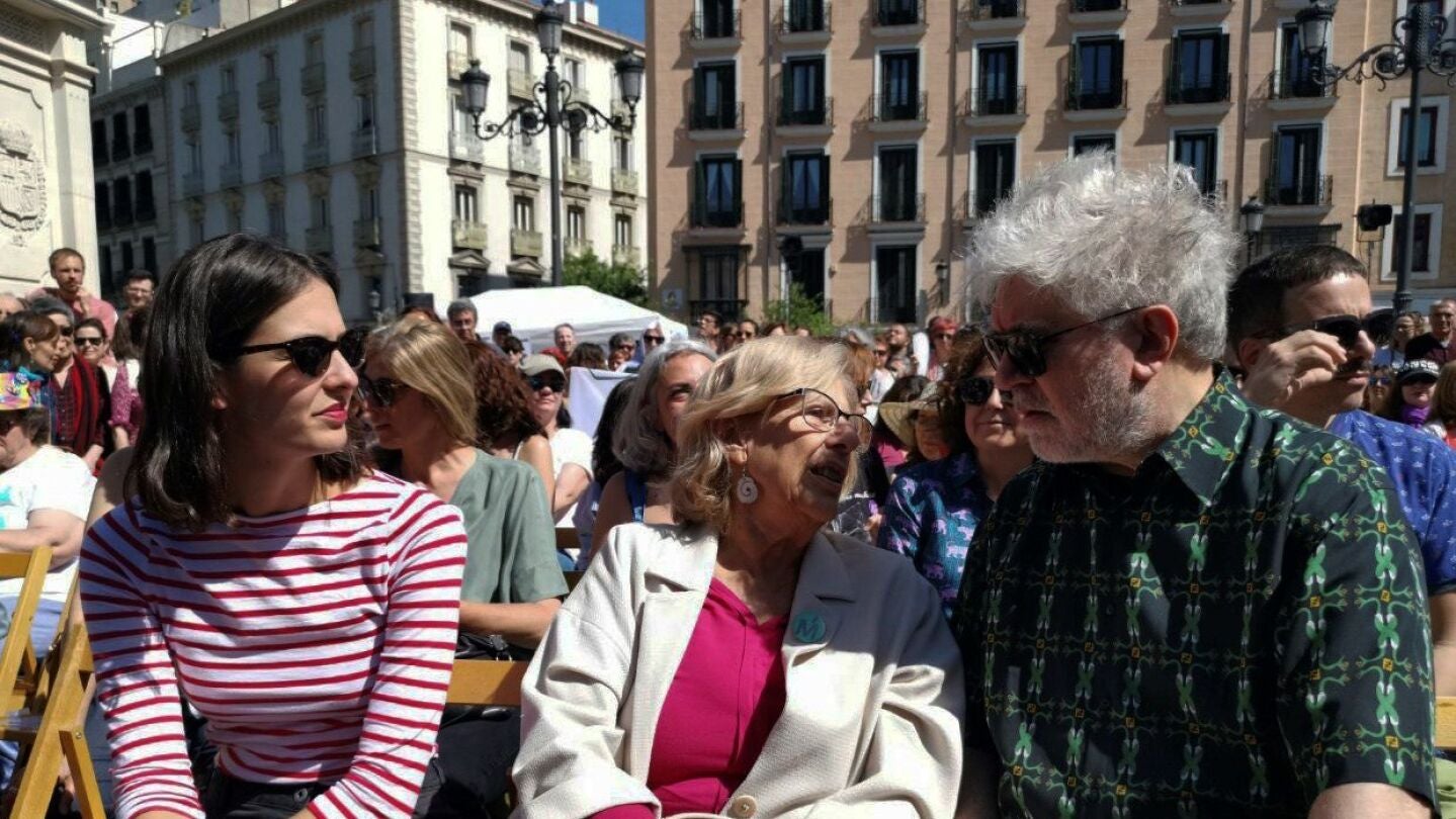 Rita Maestre, Manuela Carmena y Pedro Almodóvar