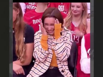 Emilia Clarke, Daenerys en Juego de Tronos, hace un alto en su estancia en Poniente para ver el Rockets vs Warriors Emilia Clarke, Daenerys en Juego de Tronos, hace un alto en su estancia en Poniente para ver el Rockets vs Warriors