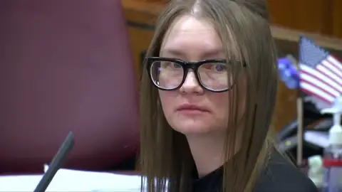 Anna Sorokin, la estafadora de lujo que durante años engañó a las élites de Nueva York Anna Sorokin, la estafadora de lujo que durante años engañó a las élites de Nueva York